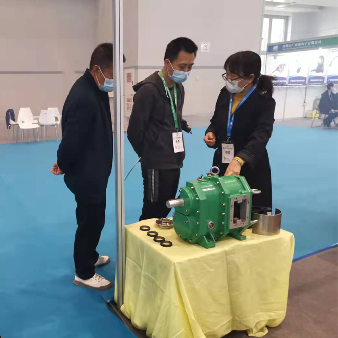 我司于2021世界豬業(yè)重慶博覽會展出新產(chǎn)品雙軸剪切機(jī)并與客戶進(jìn)行技術(shù)交流 